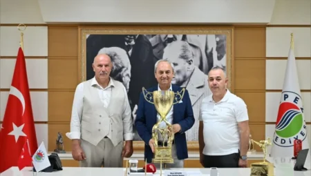 Kepez’de Kick Boks Şampiyonlar Galası öncesi sporcular Başkan Kocagöz’ü ziyaret etti