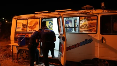 Denizli’de zabıta ekiplerinden hijyen kurallarına aykırı seyyar gıda tezgahlarına müdahale